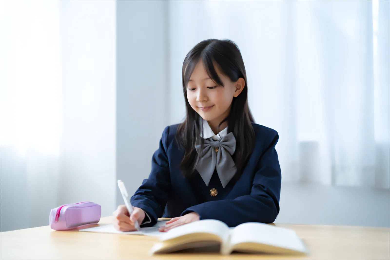 集中して学ぶ中学生