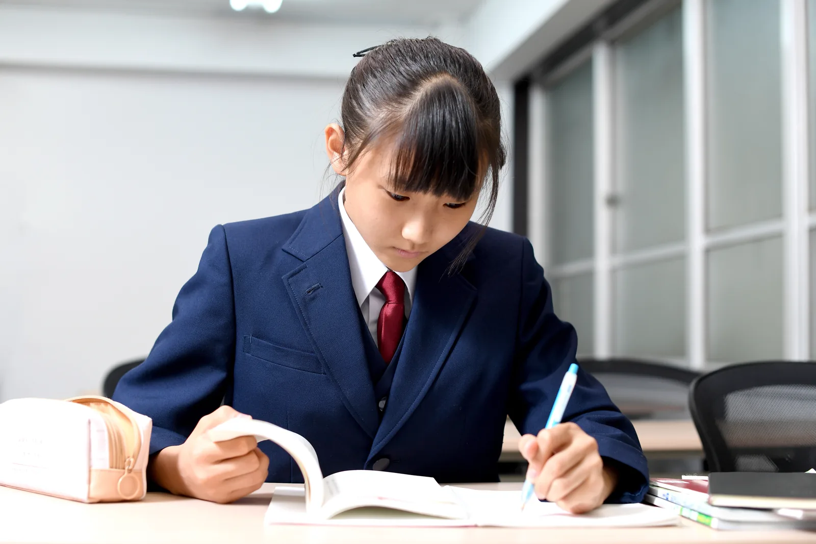 集中して学ぶ小学生